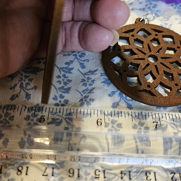 This listing is for a Beautiful pair of earrings. These earrings are great for a - Picture 9 of 13